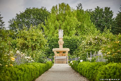 Gemeinde Reichersberg Bezirk Ried Herrengarten Brunnen (Dirschl Johann) Österreich RI